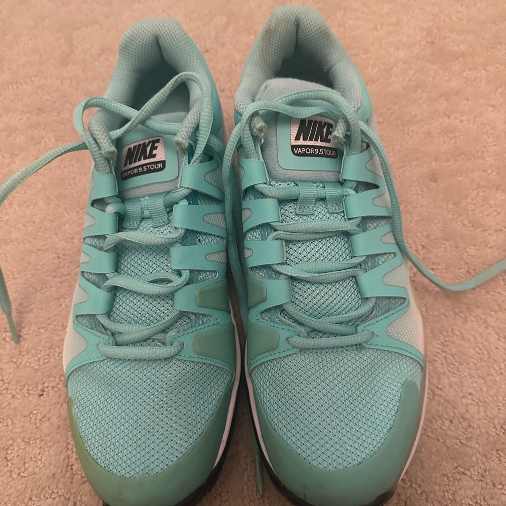 !! DO NOT BUY !!

Lightly worn nike tennis shoes VAPOR 9.5 TOUR